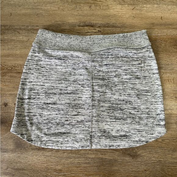 Athleta Downplay Grey Knit Skirt Size Small Comfy Stretch - Picture 3 of 3